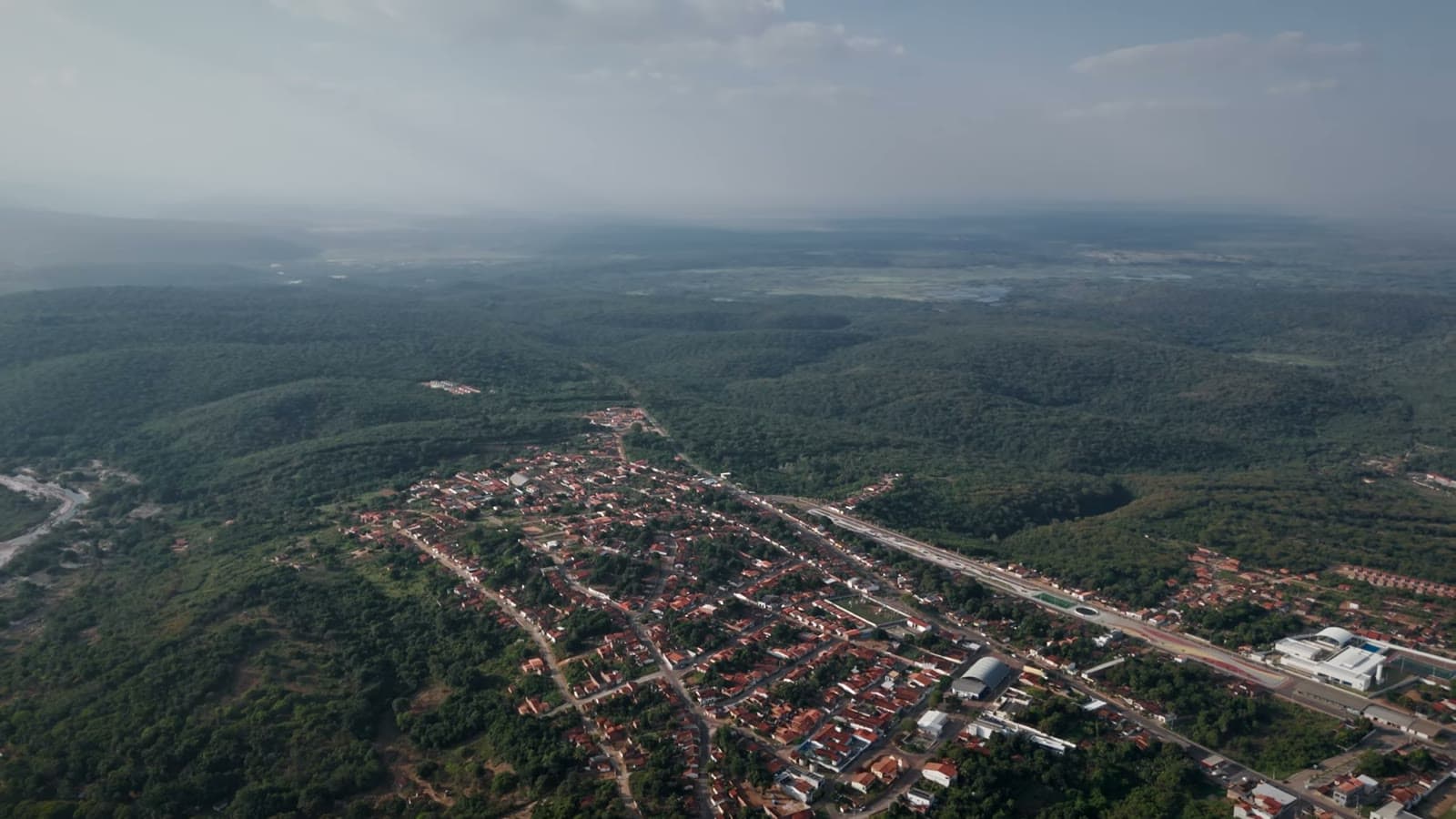 Vista aérea de Andaraí, com as casas da cidade cercadas pela mata e pelas serras da Chapada Diamantina