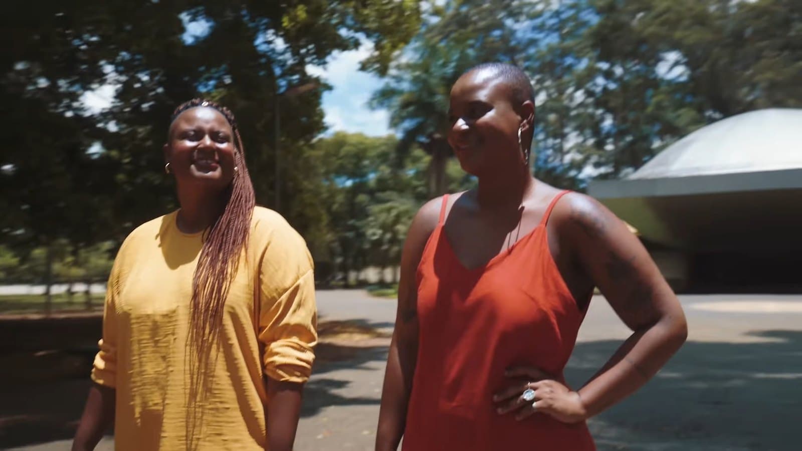 Las dos amigas en un parque, frente a una cúpula blanca