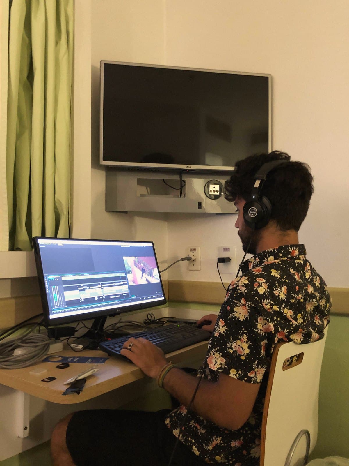 La edición de noche, con auriculares, frente a la computadora