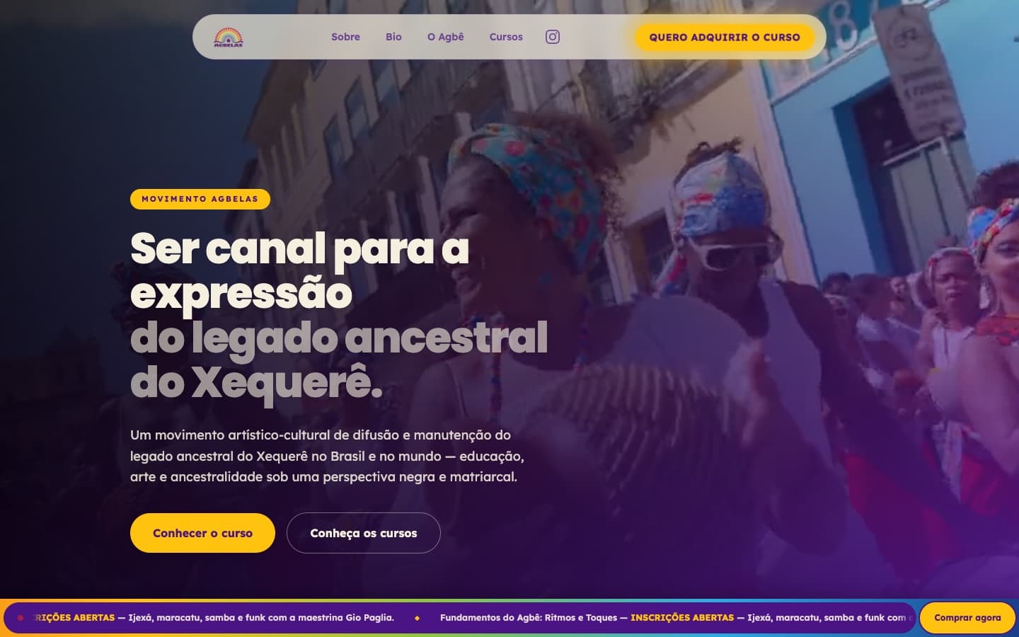 La portada del sitio de Agbelas, con una frase sobre el legado ancestral del shekere sobre un video