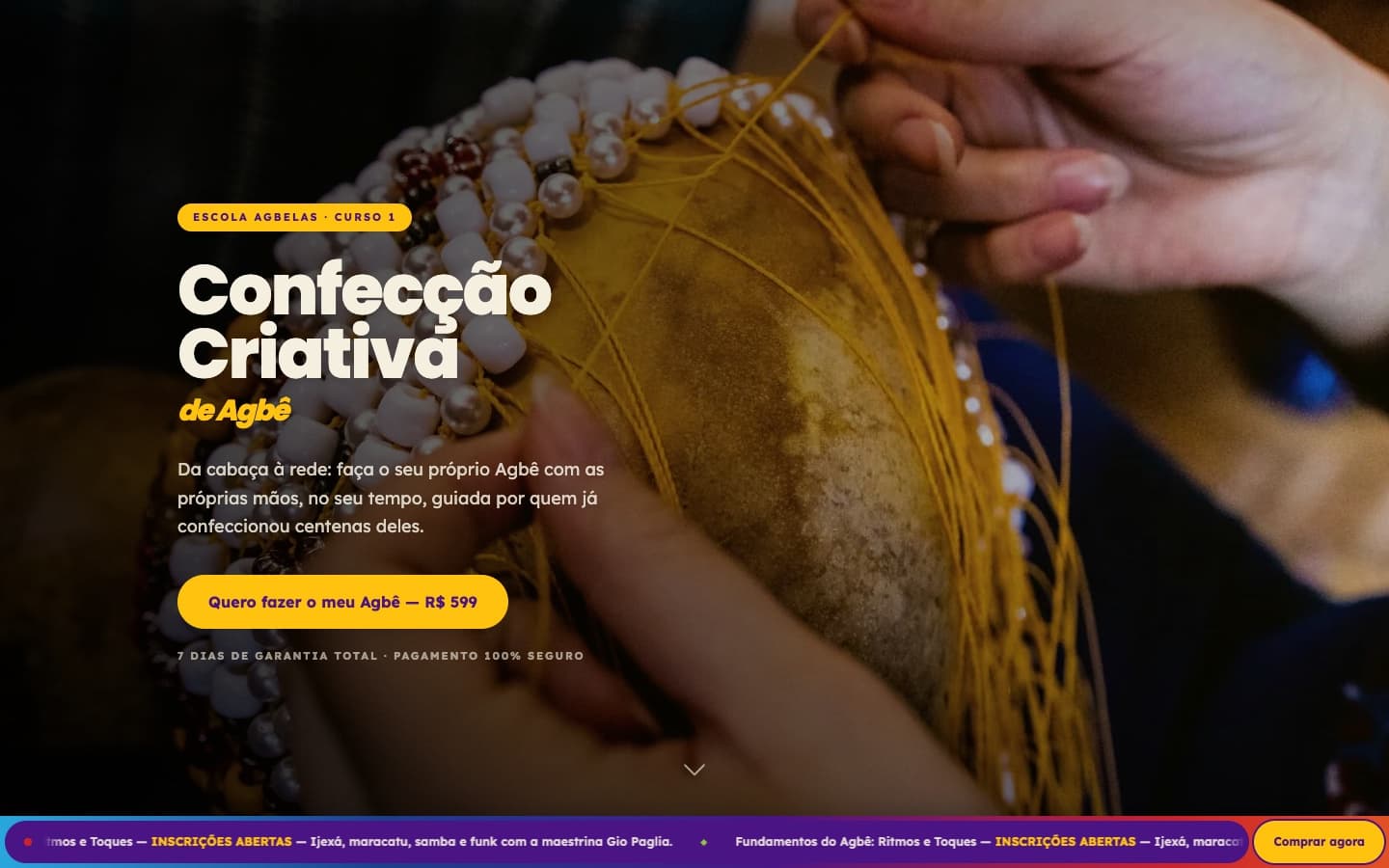 La página del curso Confecção Criativa, con manos tejiendo la red de cuentas de un agbê