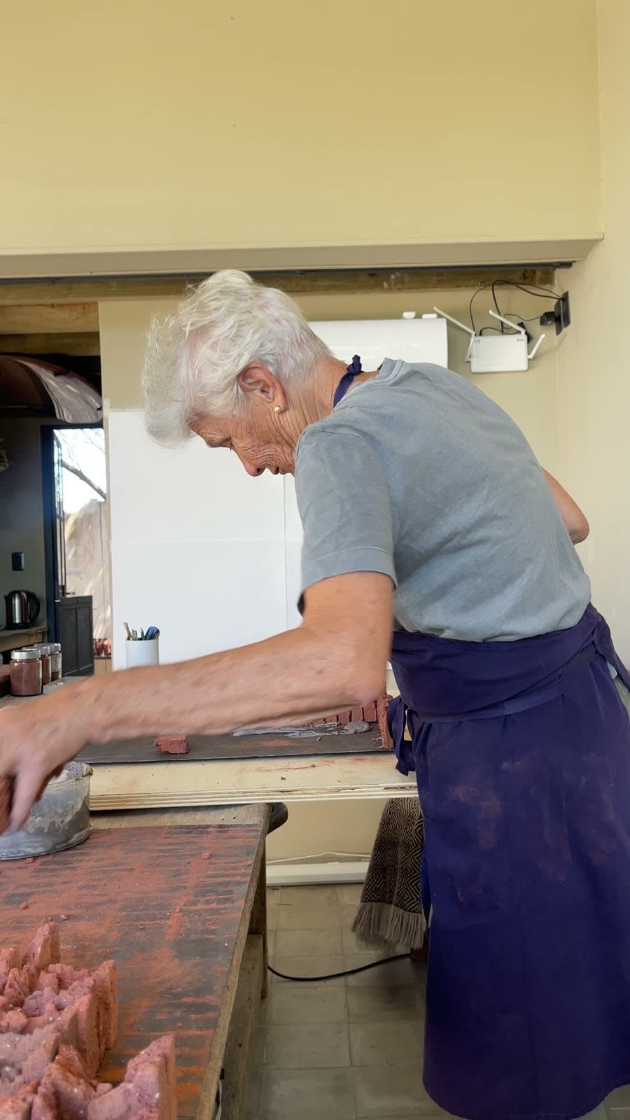 Heloísa Crocco working on the brick pieces