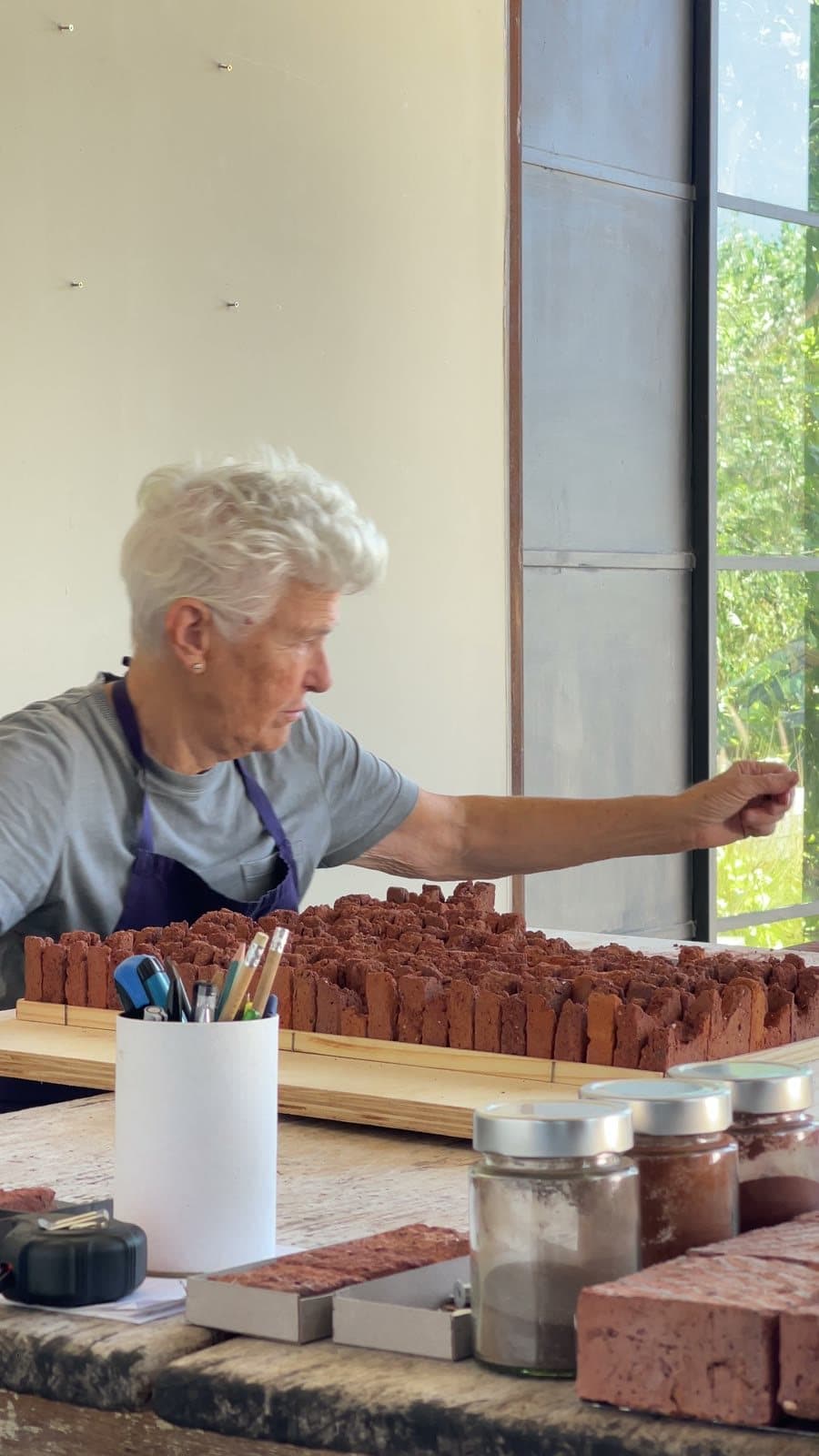 Heloísa Crocco arranging the pieces on the table