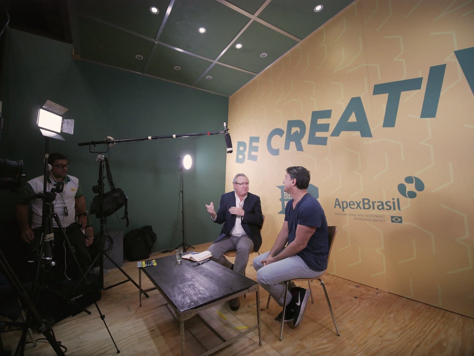 An interview in the ApexBrasil studio