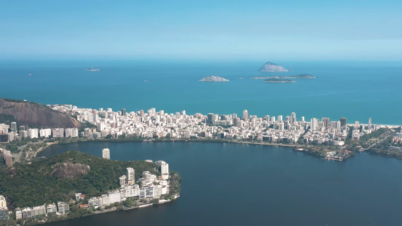 Vista aérea da Lagoa Rodrigo de Freitas, com os prédios e o mar ao fundo