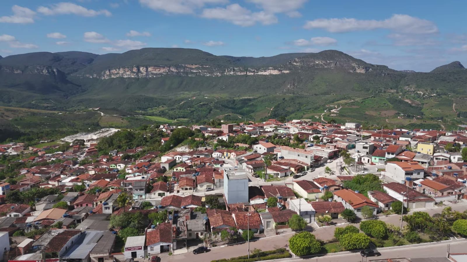 Aerial view of Ibicoara, with its red-roofed houses and the mountains of Chapada Diamantina in the background