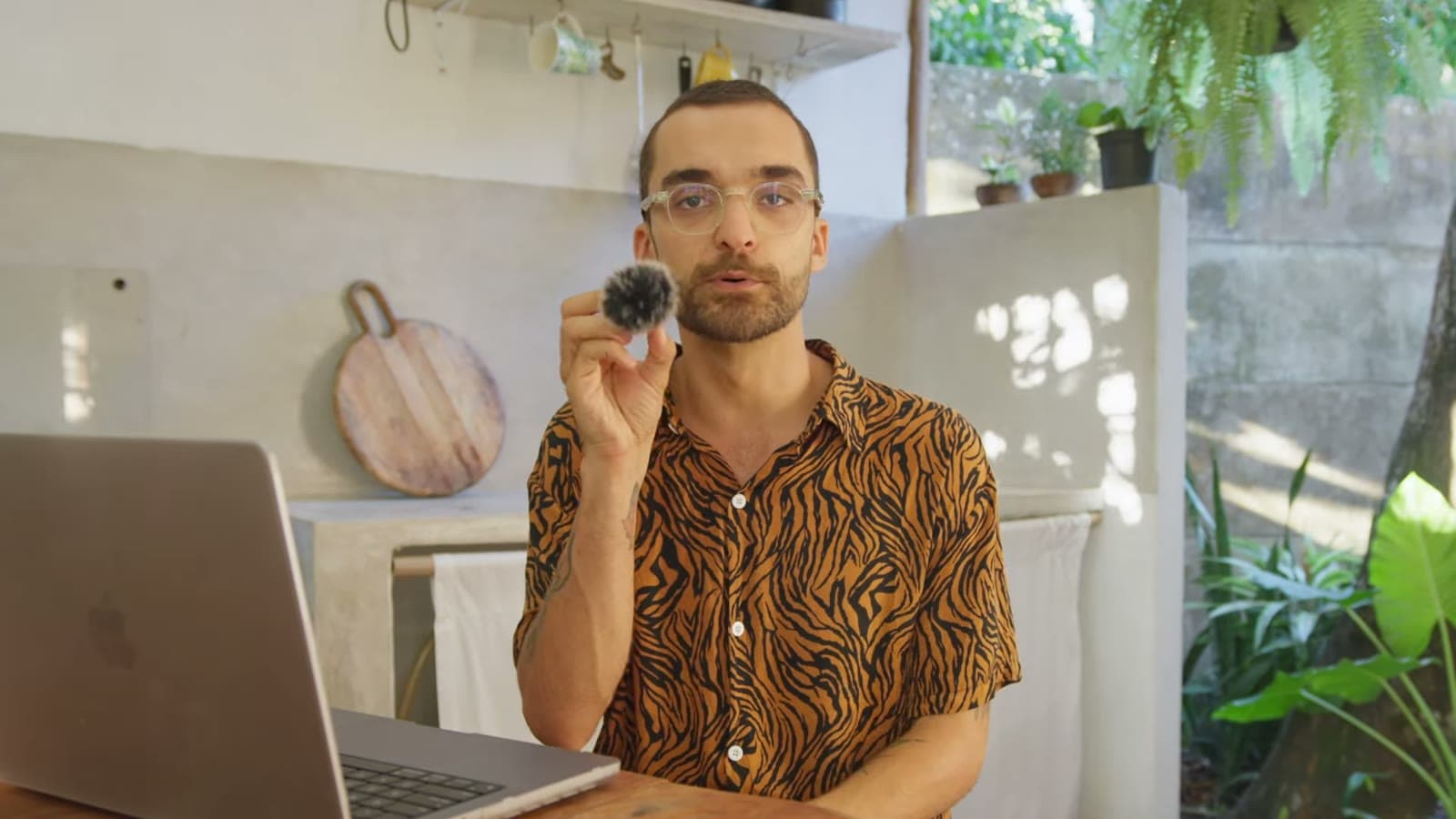 Nando mostrando o Dead Cat do DJI Mic, a pelúcia que protege o microfone do vento
