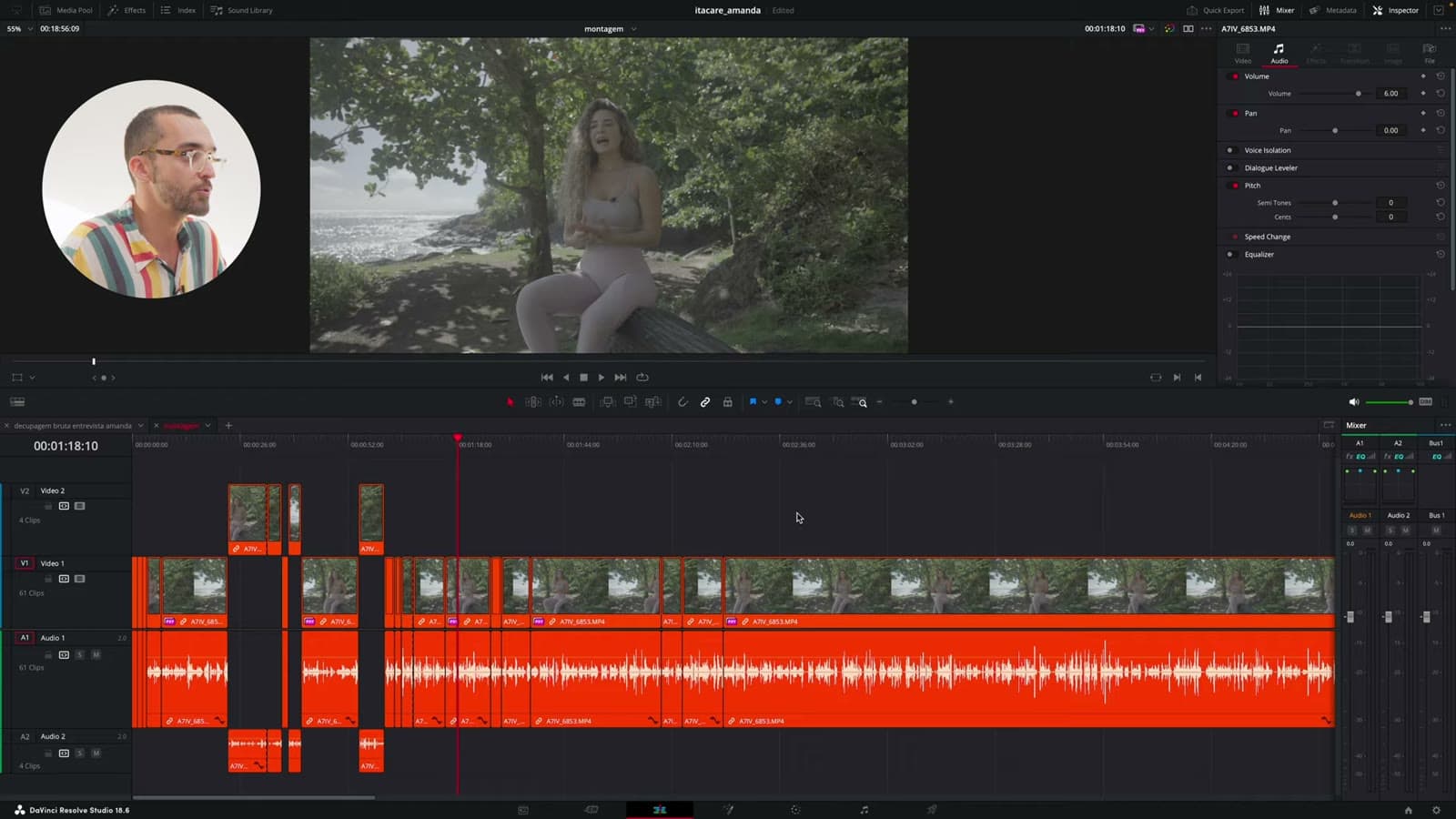 Timeline de decupaje en DaVinci Resolve, con la entrevista en naranja abajo y los fragmentos elegidos en la pista de arriba