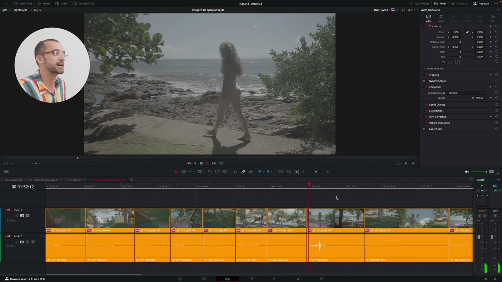 Imagen de apoyo de Amanda caminando sobre las piedras de la playa, todavía sin color, sobre la timeline amarilla de las imágenes de apoyo