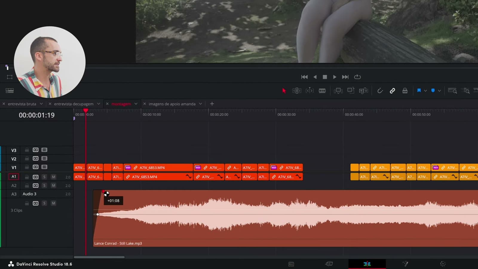 Timeline de montaje con la música en marrón debajo de la entrevista y un punto de volumen ajustándose al inicio de la canción