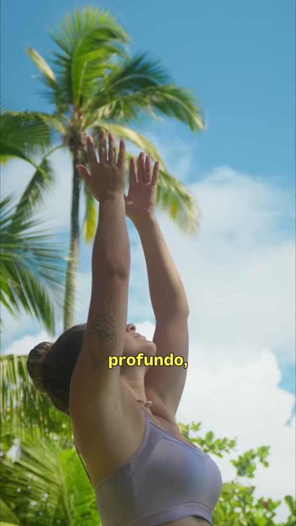 Cuadro vertical del Reel final, con Amanda levantando los brazos bajo una palmera de coco y el subtítulo en amarillo