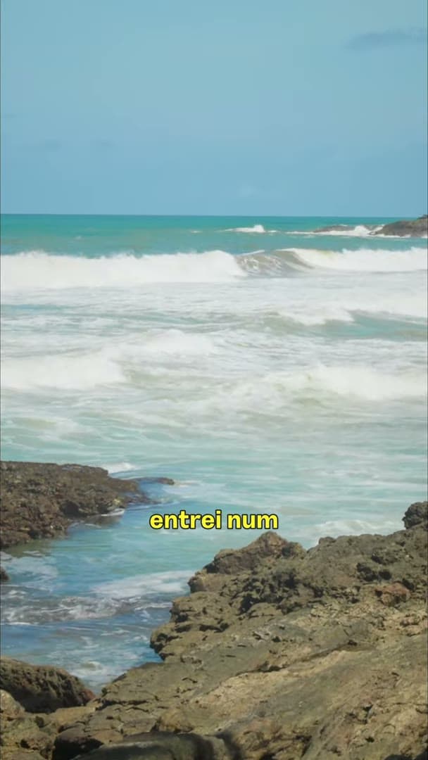 Cuadro vertical del Reel final, con el mar de Itacaré rompiendo contra las rocas y el subtítulo en amarillo