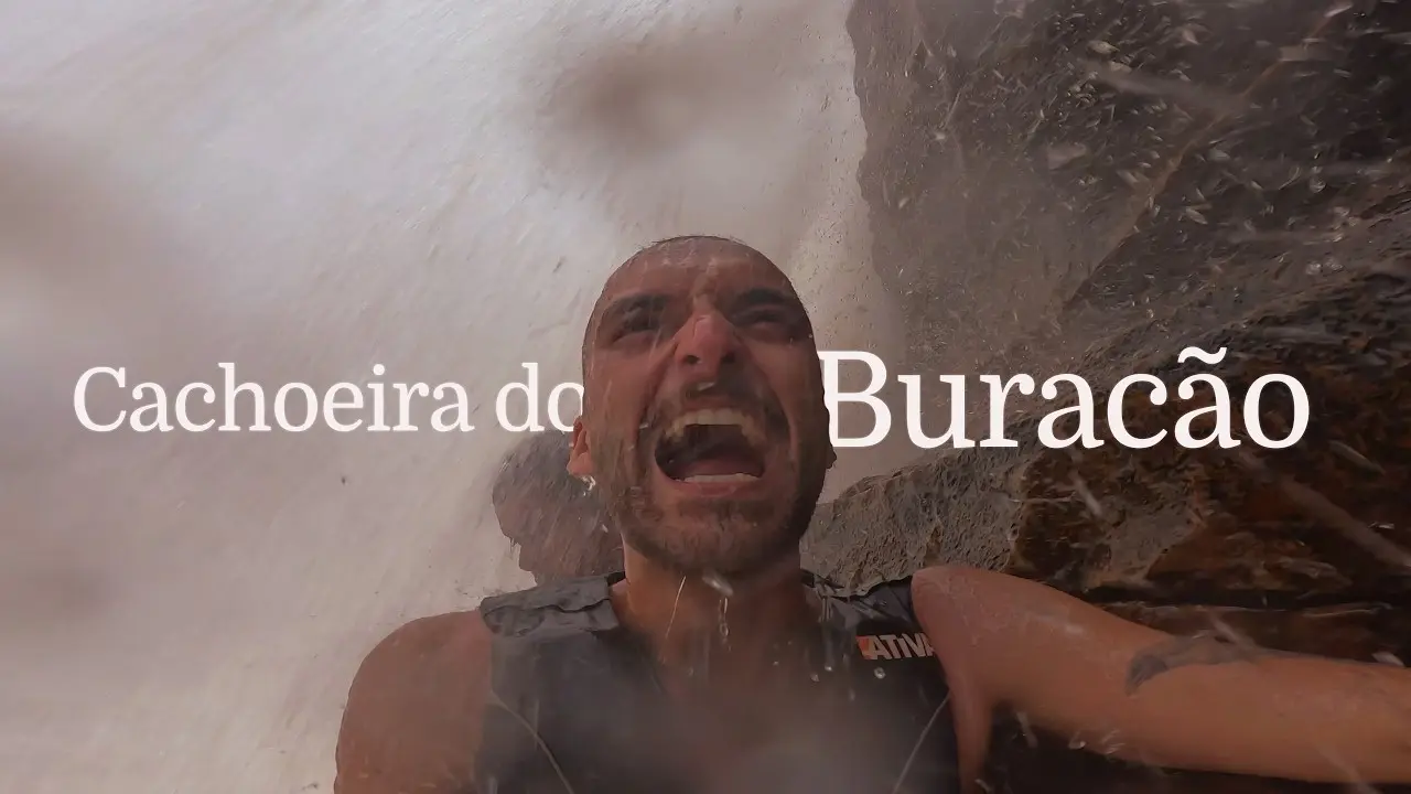 Nando embaixo da queda da Cachoeira do Buracão, na Chapada Diamantina, capa do post