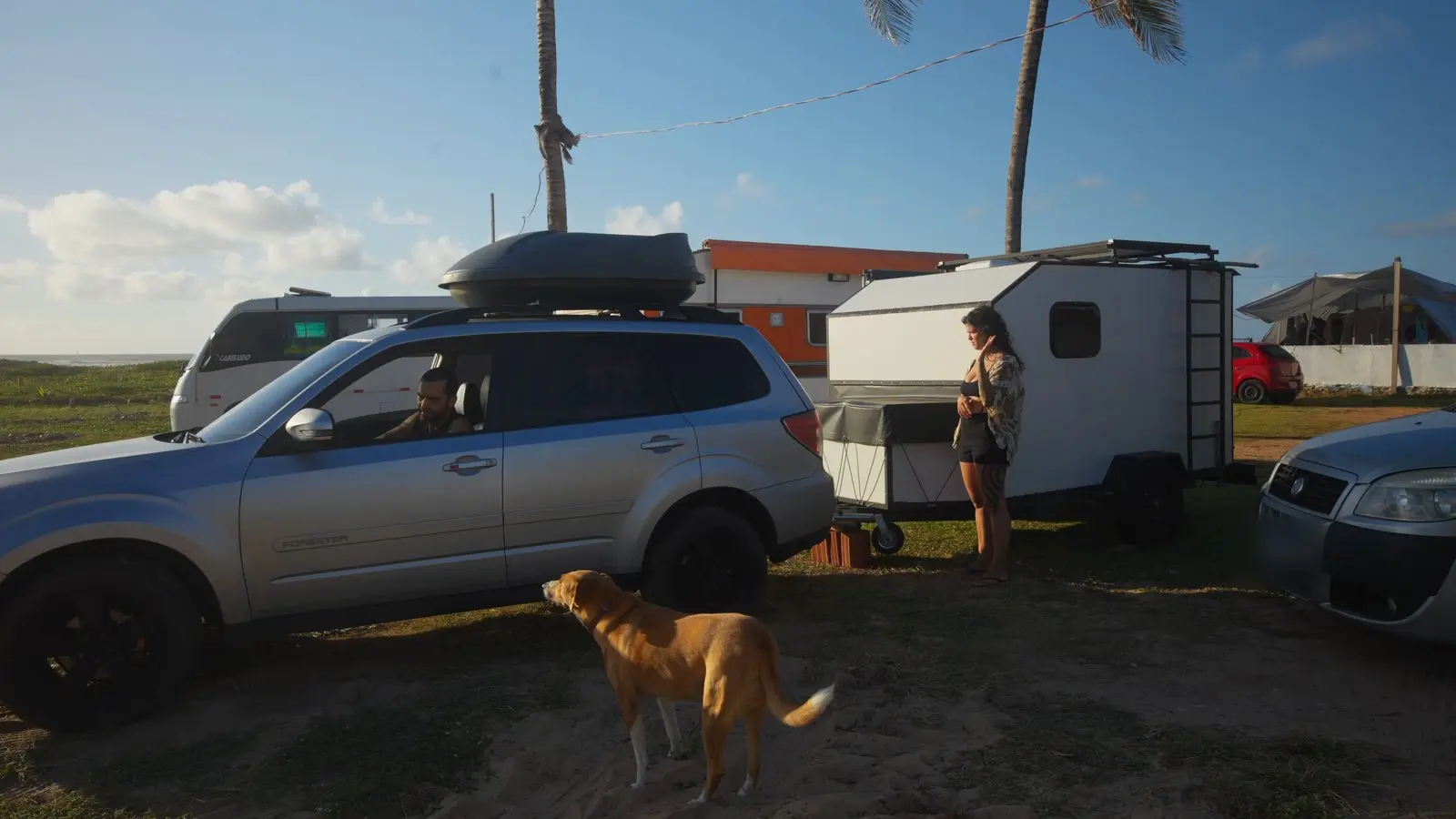 O Subaru Forester dando ré até o mini trailer, com a Lelê e a Nina ao lado