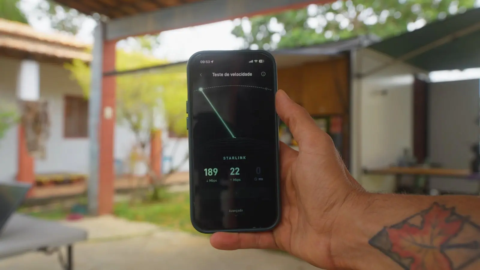 Celular com o teste de velocidade da Starlink, marcando 189 de download e 22 de upload
